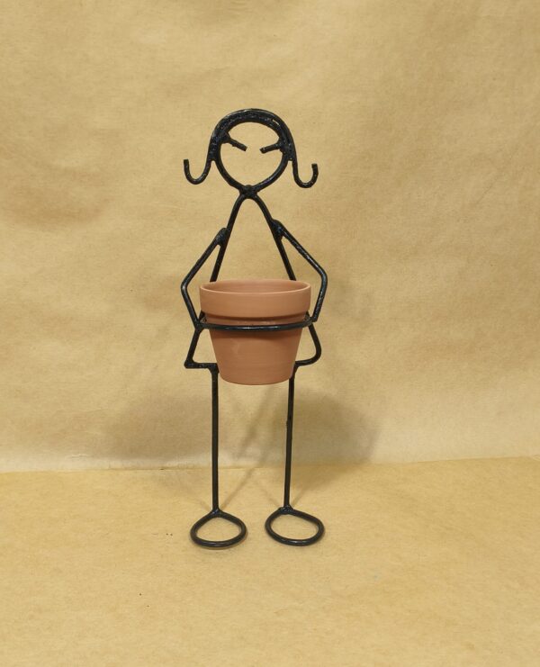 Niña porta maceta